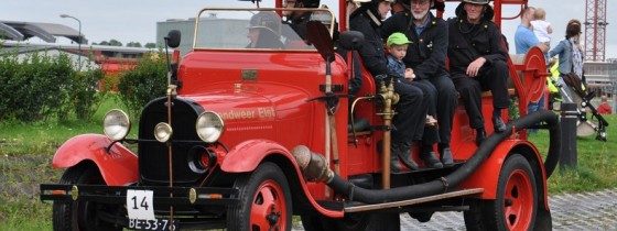 Optocht historische en moderne brandweervoertuigen De Bilt